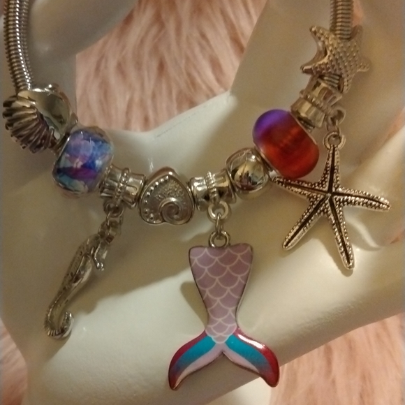 NEW! By the sea charm bracelet in Silvertone! - Picture 2 of 4